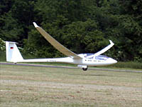 Eine ASH-25 der offenen Klasse (25 m Spannweite) im Landeanflug