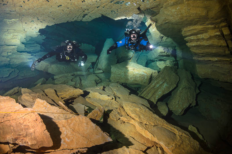 GUE Höhlentaucher in der Emergence du Ressel, Frankreich